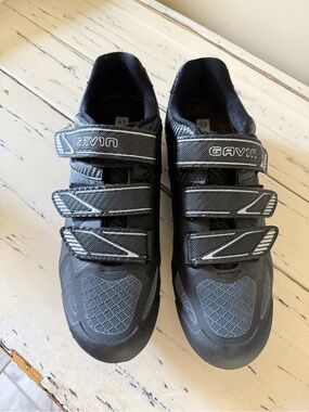 Gavin Men's Athletic Shoes in Black and Gray - Secure Triple-Strap Fit